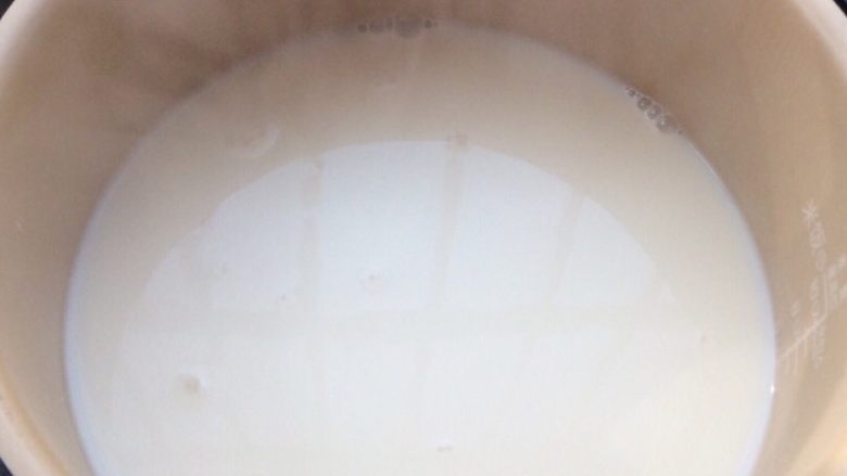 香嫩滑爽豆腐脑,搅拌好的内脂倒入凉好的豆浆内搅拌均匀盖好盖子焖10分钟