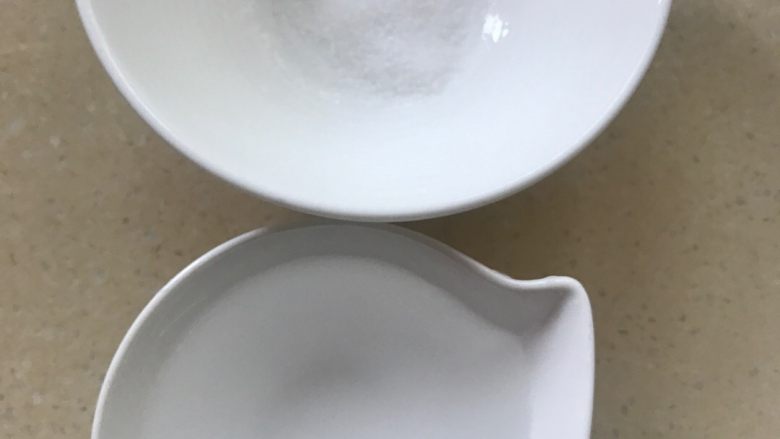 嫩豆腐,豆浆冷却时,可以用30毫升的清水溶解内脂。