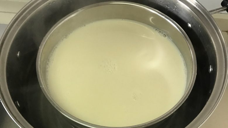 嫩豆腐,盛满豆浆的盆坐在热水锅里,静止30分钟左右。