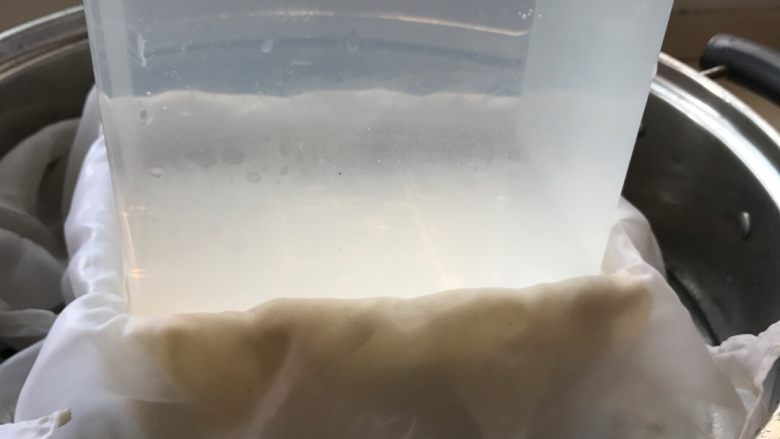 嫩豆腐,用重物压制1小时左右,压制的时间按个人喜好,如果喜欢嫩点时间缩短,如果喜欢老豆腐时间延长。