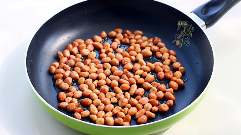 炸花生米的秘密,直到花生米的颜色变成比你想要的颜色稍浅时要马上关火,因为关火后它的颜色还会继续变深,不然的话颜色会过深。