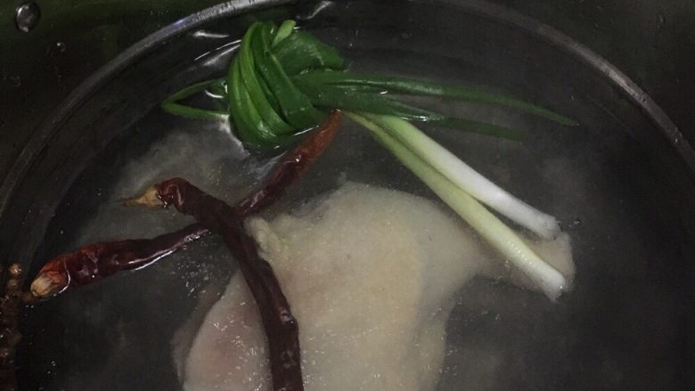 椒麻鸡,水烧开,把图2的料和鸡腿一起加进去煮