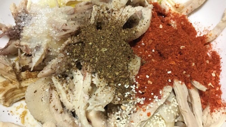 椒麻鸡,加入捣好的花椒面,辣椒粉,糖,生抽,一点鸡精,盐,味精,香油