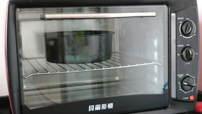 ≈千层花朵面包≈,接着把烤盘放入烤箱预热好的烤箱,170度23分钟,最后几分钟要看着,如果上色过深,要及时加盖锡纸