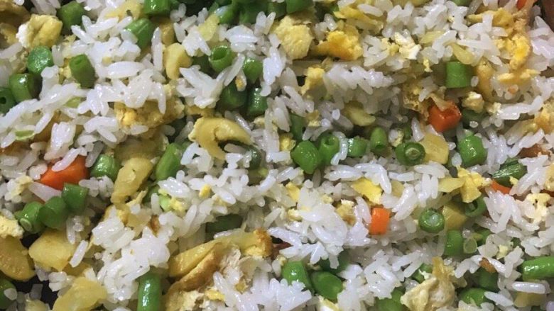 豆角鸡蛋炒饭,鸡蛋煎好后，其他材料全部放下去翻炒7分钟。然后关到最小火把<a style='color:red;display:inline-block;' href='/shicai/ 507'>米饭</a>到了入一块翻炒，直至<a style='color:red;display:inline-block;' href='/shicai/ 507'>米饭</a>颗粒分明搅拌均匀熄火装盘。