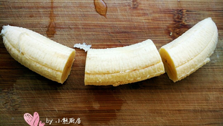 燕麦脆皮香蕉卷,<a style='color:red;display:inline-block;' href='/shicai/ 610'>香蕉</a>去皮,平均切成三份