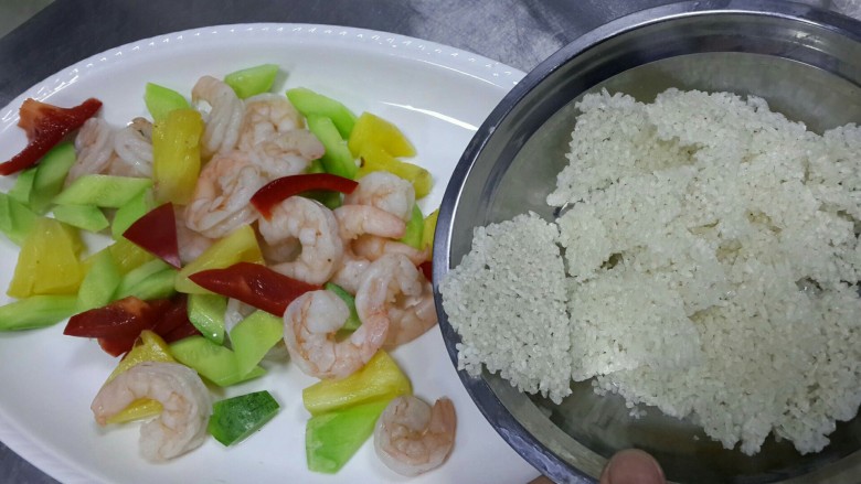 菠萝虾仁锅巴,锅巴掰碎