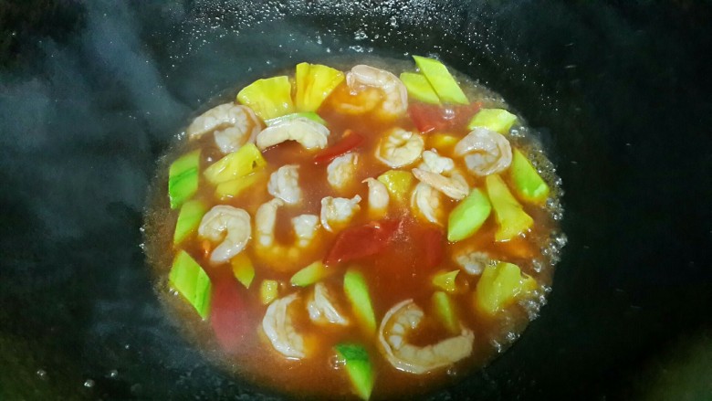 菠萝虾仁锅巴,加<a style='color:red;display:inline-block;' href='/shicai/ 287'>虾仁</a>，<a style='color:red;display:inline-block;' href='/shicai/ 597'>菠萝</a>等加<a style='color:red;display:inline-block;' href='/shicai/ 3729'>白糖</a>烧开收汁。