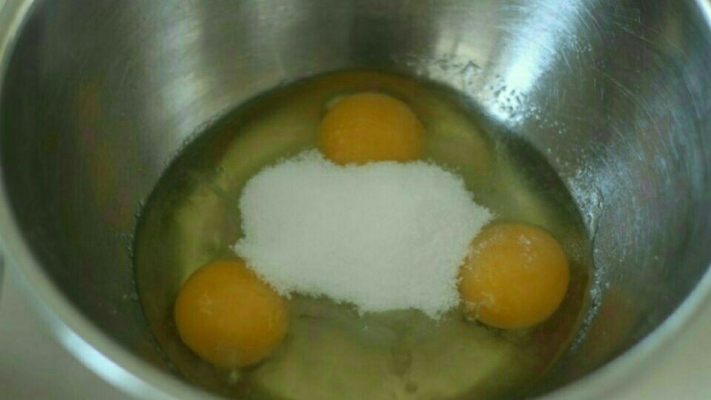 蜂蜜椰奶松饼,全蛋,糖,盐混合均匀。