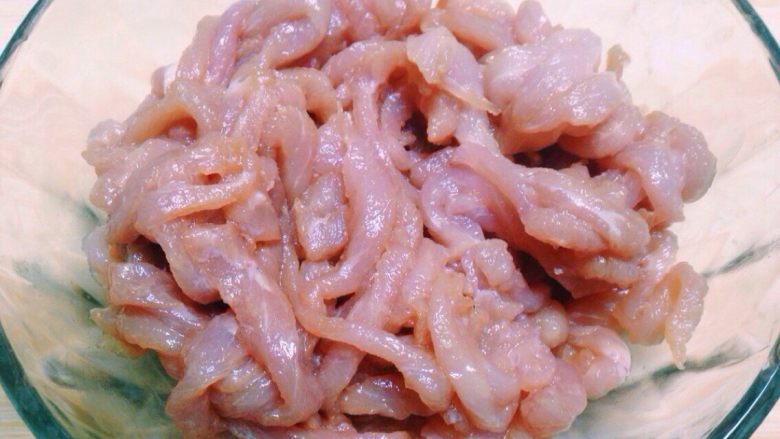 鱼香肉丝,把切好的肉丝用盐1g，<a style='color:red;display:inline-block;' href='/shicai/ 718'>料酒</a>2g，<a style='color:red;display:inline-block;' href='/shicai/ 788'>生抽</a>2g，淀粉3g码拌上浆。