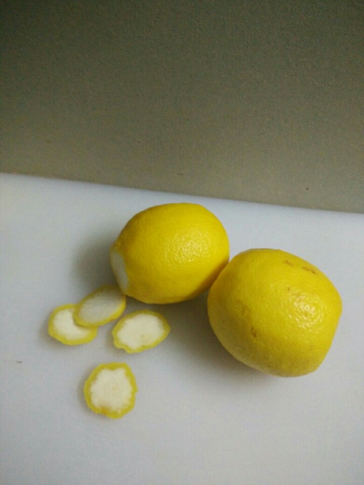 蜂蜜柠檬茶,3.把柠檬去掉头尾,切成2mm宽的薄片,去籽