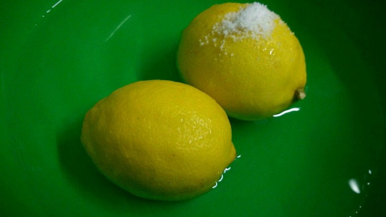 蜂蜜柠檬茶,2.先用盐搓洗柠檬表皮,洗掉上面的腊,用盐水泡10分钟,能更深层次的清洗柠檬,然后用纸巾吸干水分