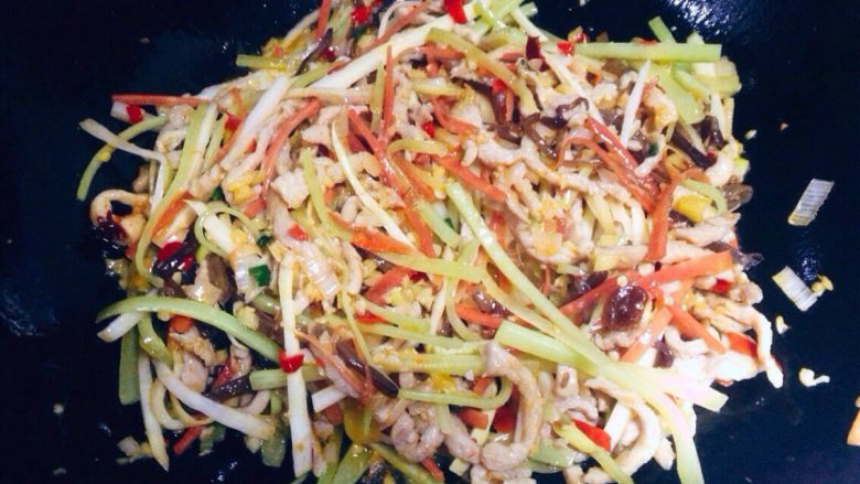 鱼香肉丝,将配菜入锅,转大火快速翻炒,待蔬菜断生后将事先调好的味汁倒入锅内勾芡。