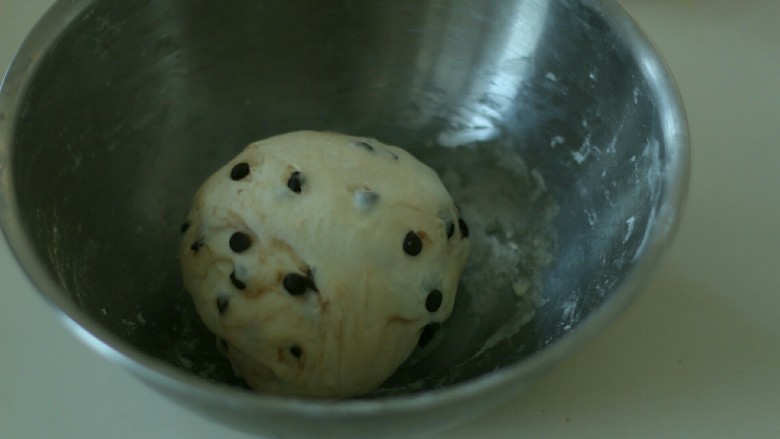 巧克力墨西哥面包,加入<a style='color:red;display:inline-block;' href='/shicai/ 123671'>巧克力豆</a>混合,进行一发。