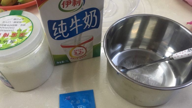 酸奶 ,酸奶机内胆用热水冲洗过 一定要晾干,酸奶是碰不得任何一滴水,不然会变质