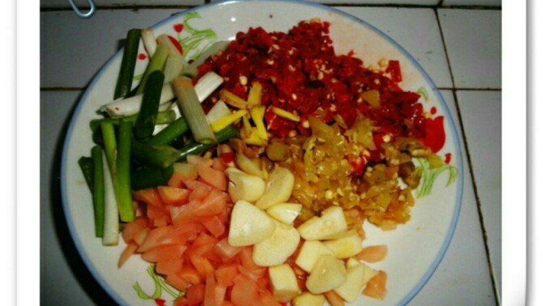 泡菜鲫鱼,<a style='color:red;display:inline-block;' href='/shicai/ 703'>泡椒</a> 葱 姜 蒜切好备用