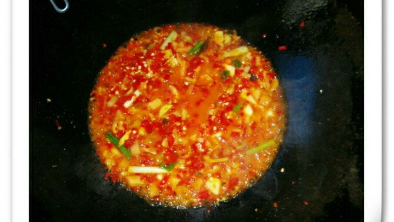 泡菜鲫鱼,鱼捞出   将多余的油舀出   锅里剩下一些油   放入<a style='color:red;display:inline-block;' href='/shicai/ 11801'>郫县豆瓣</a>酱    炒出香味儿   再放泡菜以及泡椒  同意炒出香味儿   再加入葱姜蒜<a style='color:red;display:inline-block;' href='/shicai/ 700'>花椒</a>   