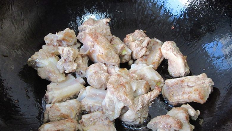 茄汁排骨龙眼肉,热锅温油,倒入沥干水分的排骨翻炒