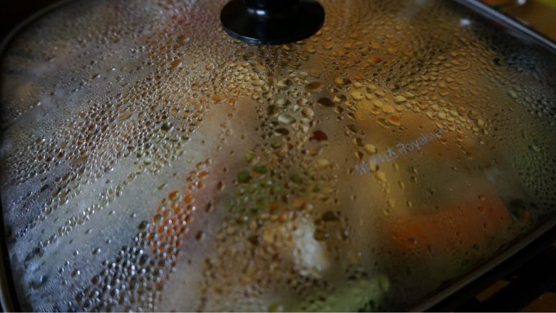 黄记煌焖锅家庭版,闷十分钟蔬菜出水后加肉类