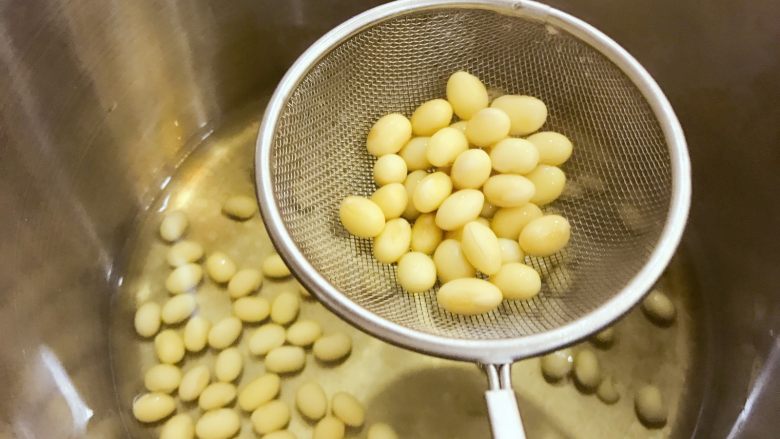 宝宝辅食:南瓜燕麦豆浆(料理机版)-12M+,将煮熟的黄豆滤水取出。