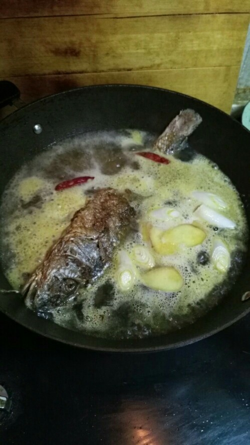 酱烧黄鱼,炸好的鱼放锅里烹料酒醋一勺白糖和水。加姜片马蹄葱腌蒜干辣椒两粒。调好的大酱,大火炖5分钟。