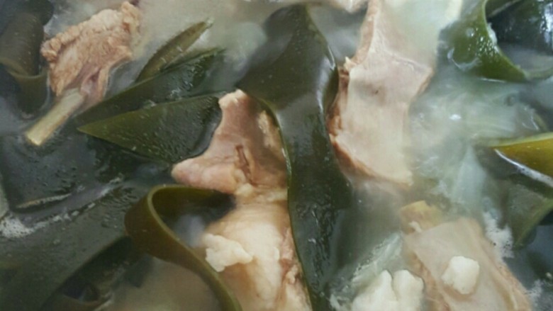 海带萝卜羊排汤,加入适量盐,白胡椒粉,炖煮1小时
