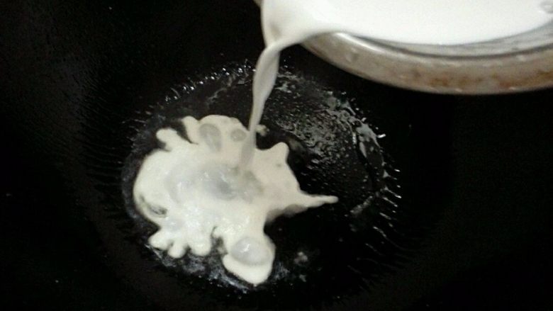 香辣葛根粉条,倒入拌好的粉稀,小火慢慢煎成圆形