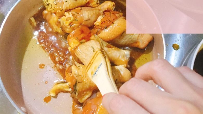日式照烧鸡腿,昨天煎的时间比较紧凑,所以上色度不够,这时便可以中小火边煎边用刷子上色,煎出来的色泽也可以比较有油光感。