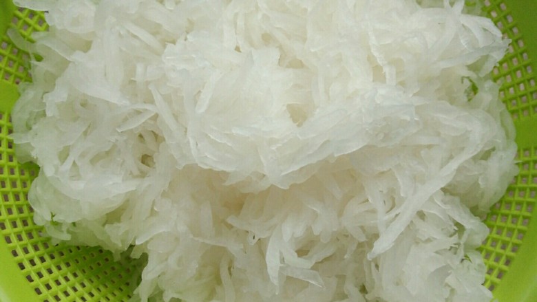 虾仁萝卜饺子,去掉多余的水分,再切碎。