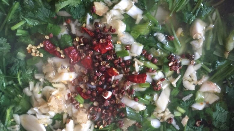 酸菜鱼,然后再把葱花,花椒粒,蒜沫,干辣椒洒在中间一圈