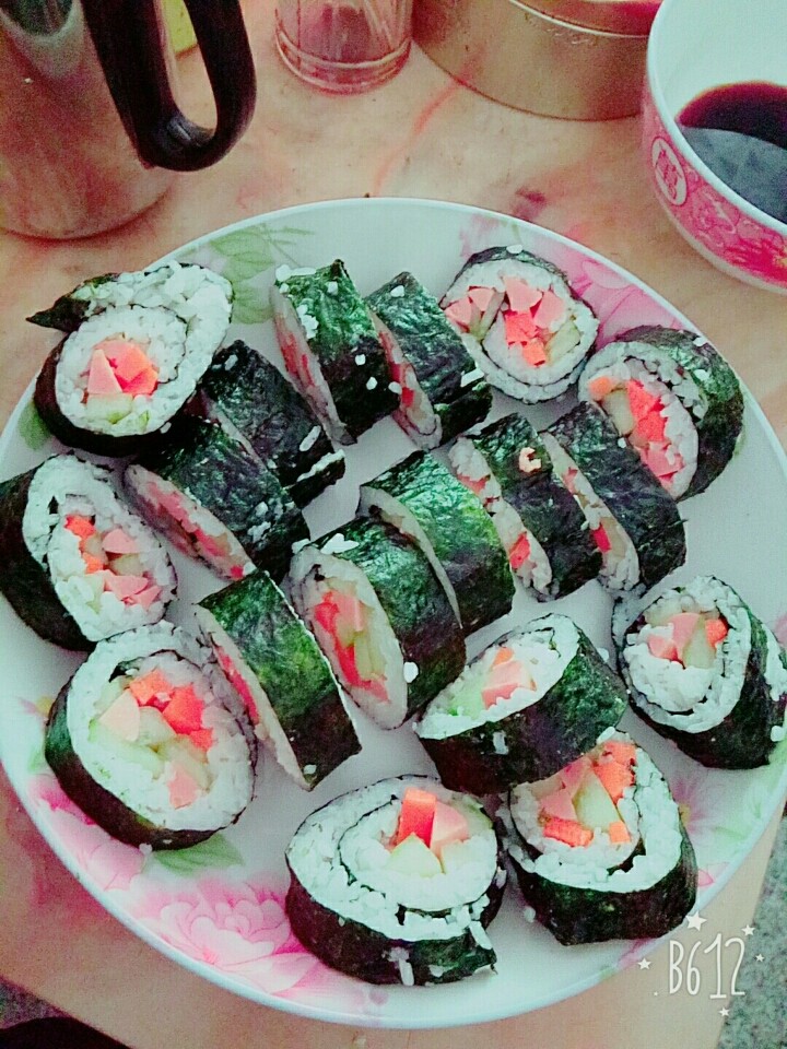 寿司卷,然后卷成寿司卷，后拿刀沾点水切成团。后沾点酱油吃。