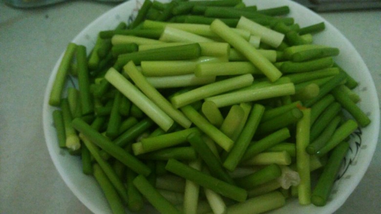 蒜薹炒腊肉,<a style='color:red;display:inline-block;' href='/shicai/ 3350'>蒜薹</a>洗净 切小段