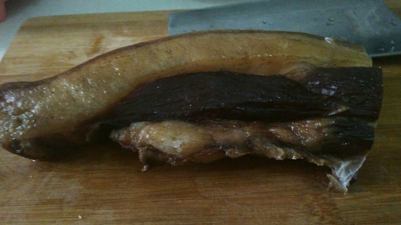 蒜薹炒腊肉,<a style='color:red;display:inline-block;' href='/shicai/ 436'>腊肉</a>洗干净 最好是煮一下 今天我没有煮