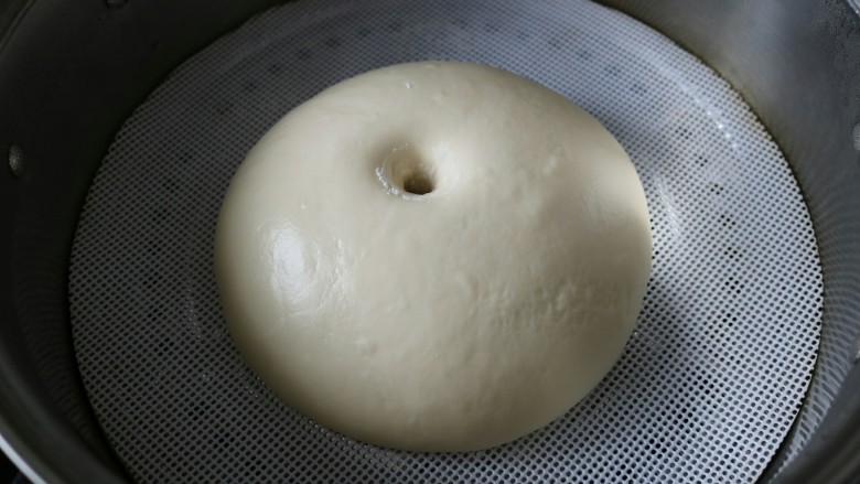 ≈小猪豆沙包≈,面团发酵至2倍大后,手指粘面粉擦进面团,不回缩不塌陷就表示发酵好了