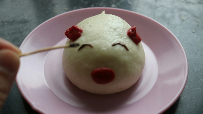≈小猪豆沙包≈,蒸好后,用融化的巧克力画出眼睛