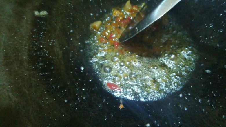 蒜薹炒腊肉,腊肉炒到两边卷起 舀出 下自家<a style='color:red;display:inline-block;' href='/shicai/ 705'>豆瓣酱</a>少许 炒香