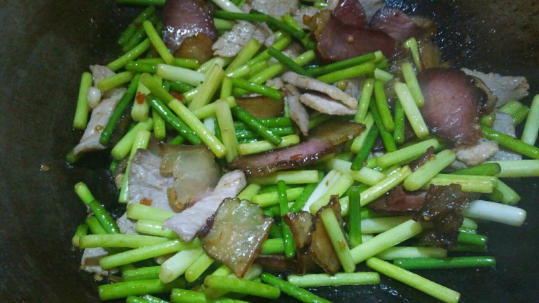 蒜薹炒腊肉,再加入炒过的腊肉 炒一两分钟 <a style='color:red;display:inline-block;' href='/shicai/ 756'>鸡精</a>放少许 炒匀就可以出锅啦