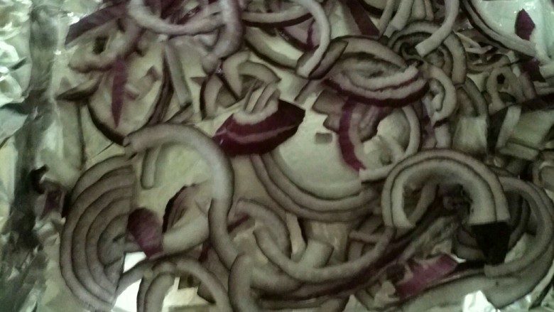 烤箱版多宝鱼,将烤盘铺上锡纸，刷油，撒上切好的<a style='color:red;display:inline-block;' href='/shicai/ 29'>洋葱</a>