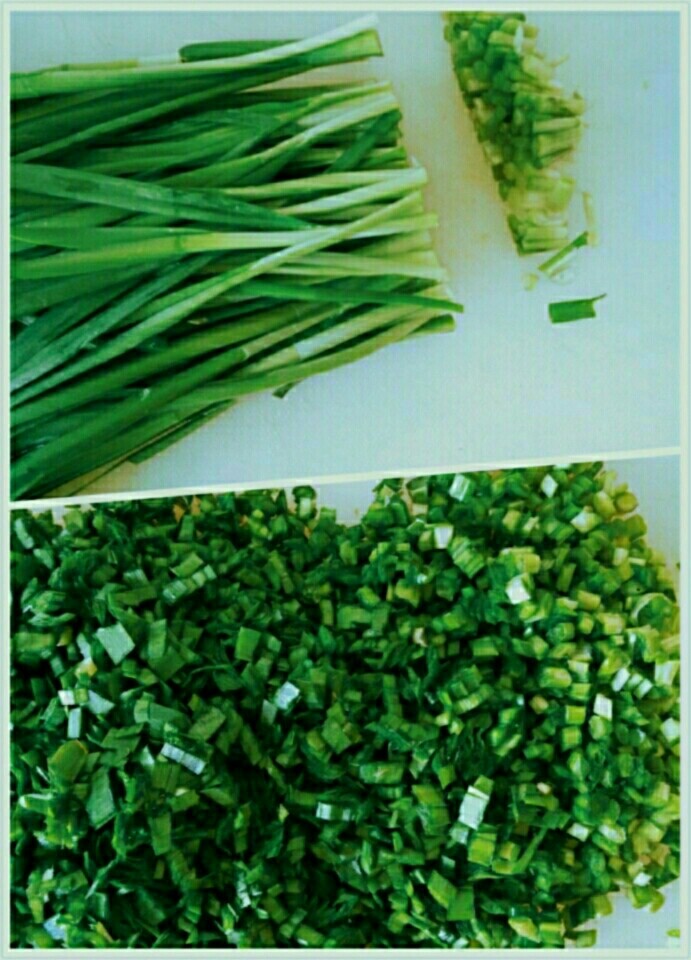 家常猪肉韭菜水饺,1、码齐,切去头部丢掉(洗不干净)。
2、切沫。