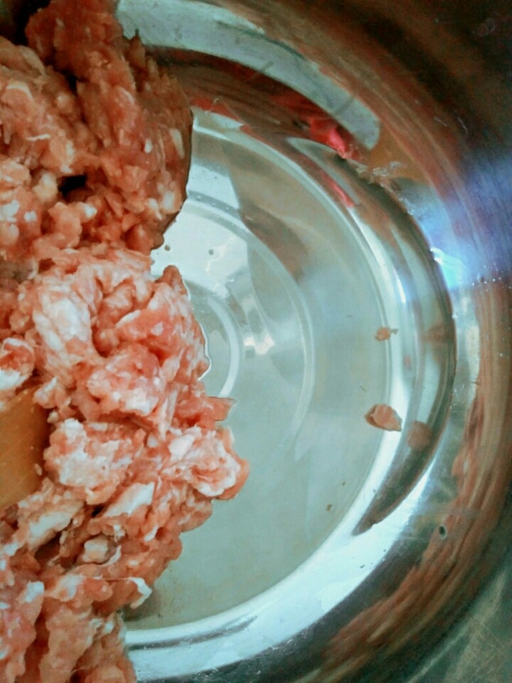 家常猪肉韭菜水饺,放少量凉水(肉嫩),顺一个方向搅匀(以下各步骤同方向)。