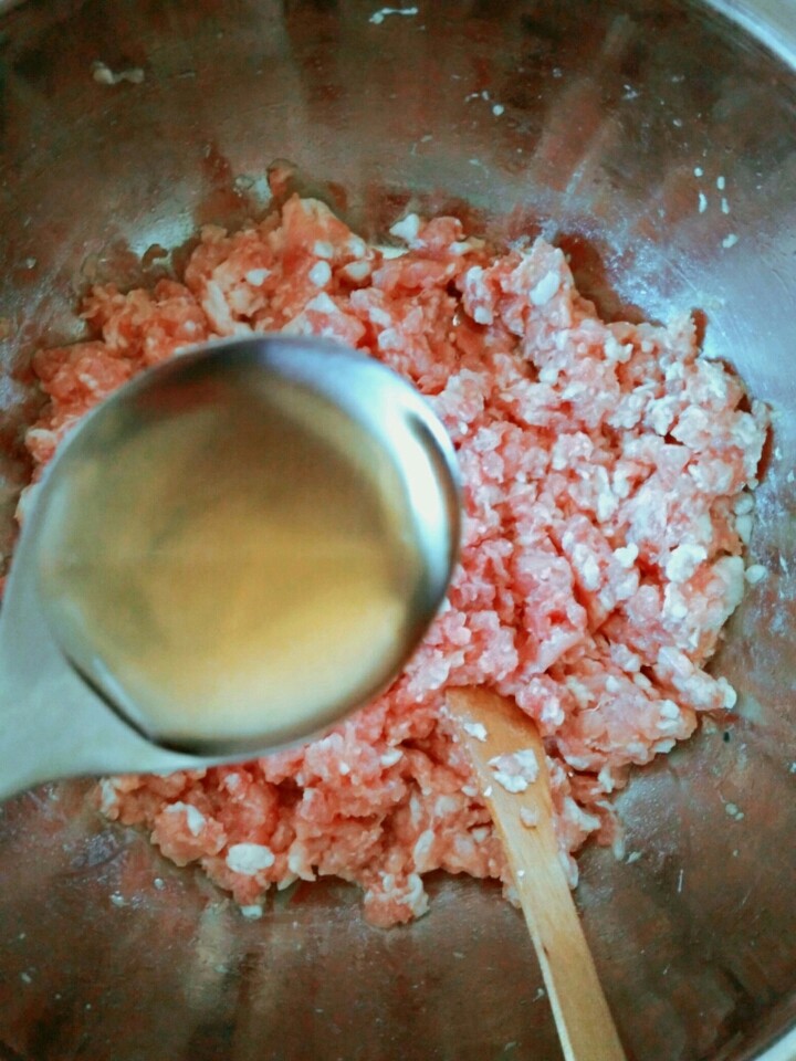 家常猪肉韭菜水饺,加1―2匙<a style='color:red;display:inline-block;' href='/shicai/ 718'>料酒</a>去肉腥味,搅拌。