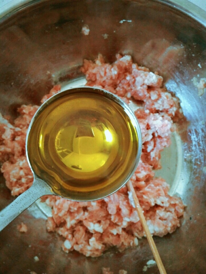 家常猪肉韭菜水饺,加入凉熟油,锁住肉的水分。搅拌。
用量:根据肉量和个人喜油习惯,用总量的一半。