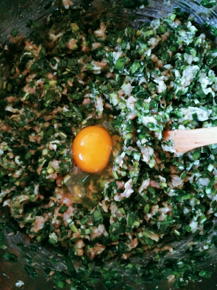 家常猪肉韭菜水饺,加入1个生<a style='color:red;display:inline-block;' href='/shicai/ 9'>鸡蛋</a>,搅拌,一为提鲜,二为馅抱团。