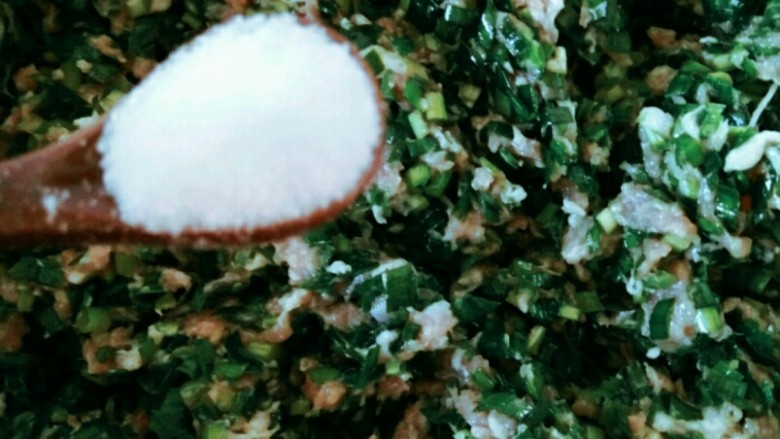 家常猪肉韭菜水饺,加入适量盐,搅拌。
