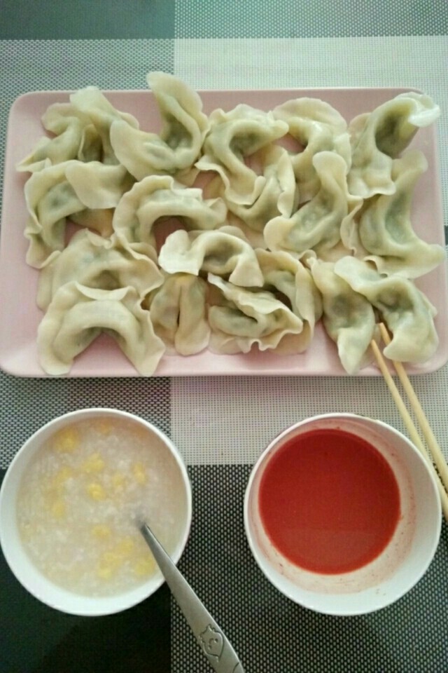 家常猪肉韭菜水饺,搭配一碗杂粮粥助消化。