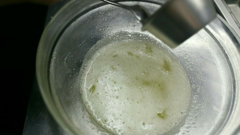 “小金砖”费南雪,隔水加热40℃,关火。水飴隔水加热,加入蛋液中