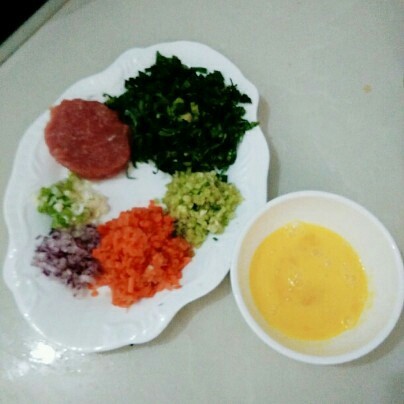 宝宝辅食青菜胡萝卜饭卷,把所有材料切末备用，<a style='color:red;display:inline-block;' href='/shicai/ 9'>鸡蛋</a>打散