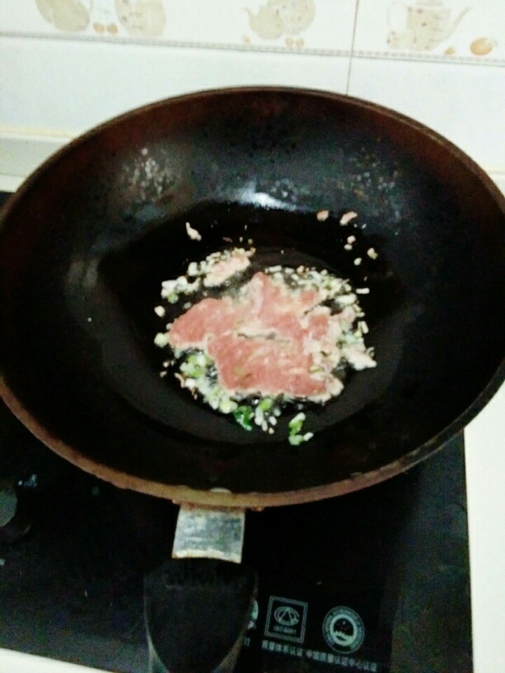 宝宝辅食青菜胡萝卜饭卷,放入备好的<a style='color:red;display:inline-block;' href='/shicai/ 442'>肉末</a>，煸炒至变色后放入少于<a style='color:red;display:inline-block;' href='/shicai/ 718'>料酒</a>，继续翻炒