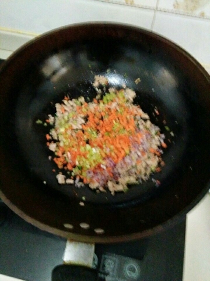 宝宝辅食青菜胡萝卜饭卷,翻炒直7-8成熟放入，<a style='color:red;display:inline-block;' href='/shicai/ 25'>胡萝卜</a>，<a style='color:red;display:inline-block;' href='/shicai/ 29'>洋葱</a>，<a style='color:red;display:inline-block;' href='/shicai/ 125'>芹菜</a>，继续翻炒