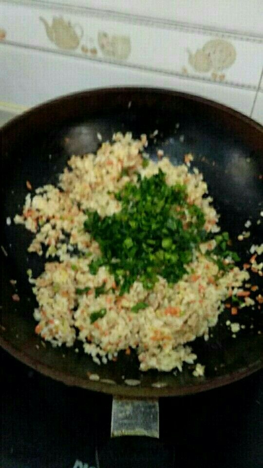 宝宝辅食青菜胡萝卜饭卷,翻炒均匀，放入<a style='color:red;display:inline-block;' href='/shicai/ 3517'>青菜</a>，（这里的<a style='color:red;display:inline-block;' href='/shicai/ 3517'>青菜</a>我用的是菠菜，可以根据自己的喜好随意调换）
